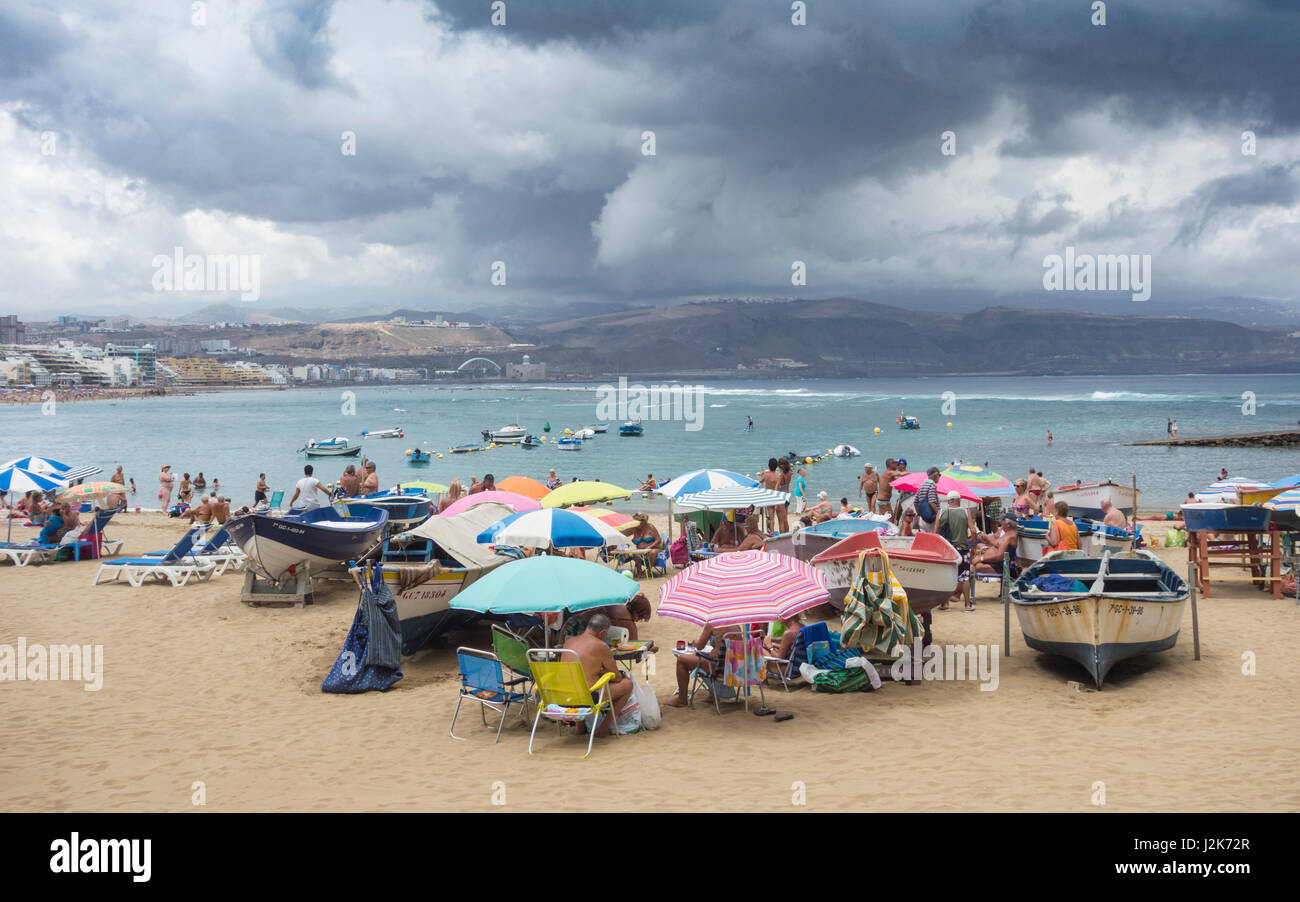 Las Palmas, Gran Canaria, Canary Islands, Spain 29th April, 2017. Weather:  Storm clouds brew over the mountains of Gran Canaria, five minutes later  torrential rain was falling on the city beach in