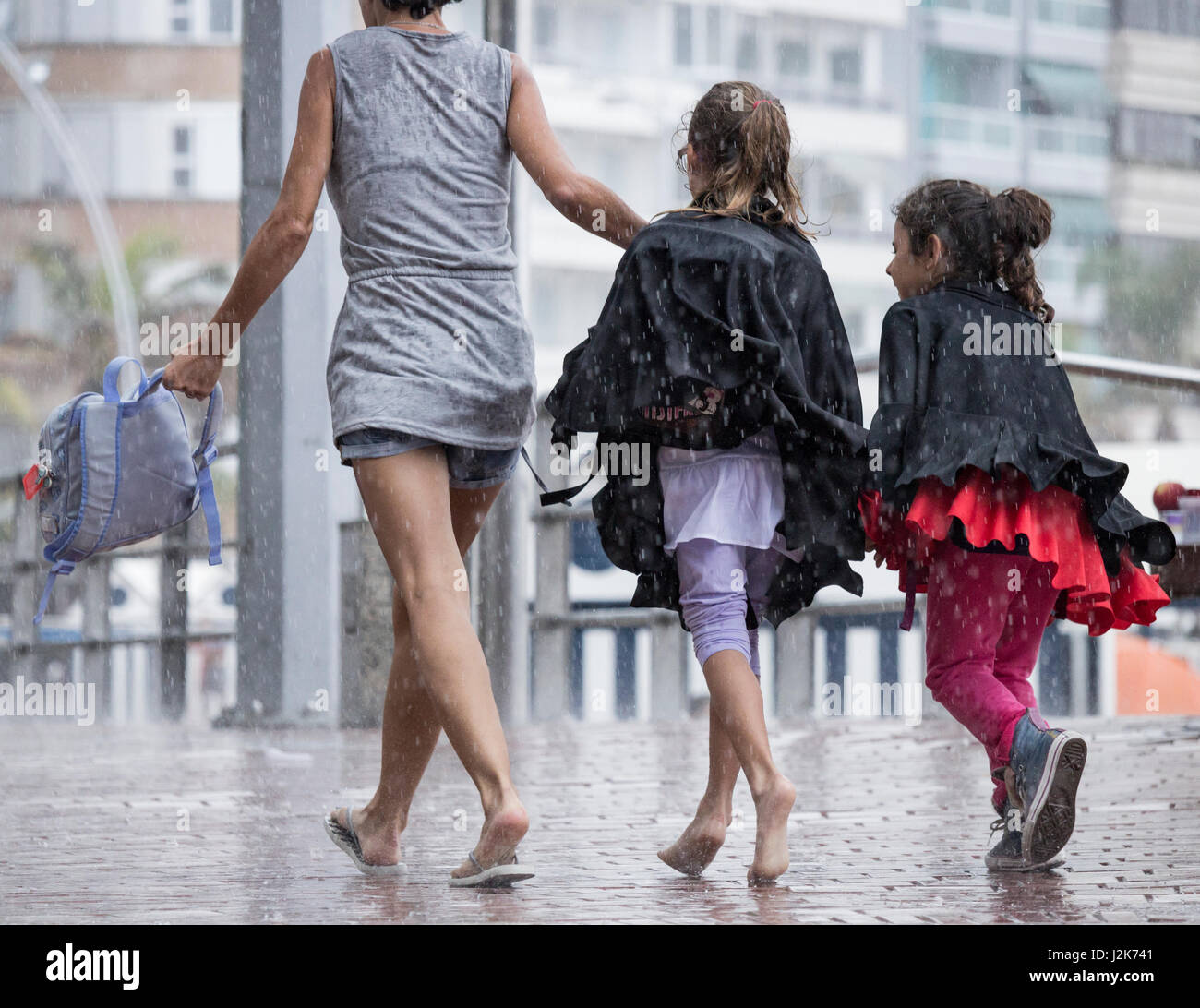 Las Palmas, Gran Canaria, Canary Islands, Spain 29th April, 2017. Weather: A mass exodus from the city beach in Las Palmas as torrential rain falls on the city at midday on Saturday. Credit: ALAN DAWSON/Alamy Live News Stock Photo