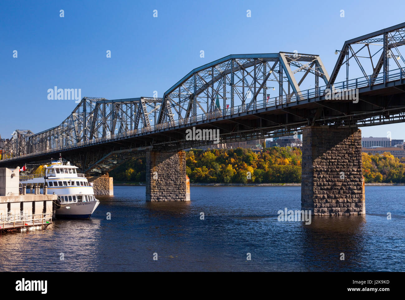 The Royal Alexandra Interprovincial Bridge (Alexandra Bridge) that crosses the Ottawa River to connect the provinces of Ontario and Quebec. Stock Photo