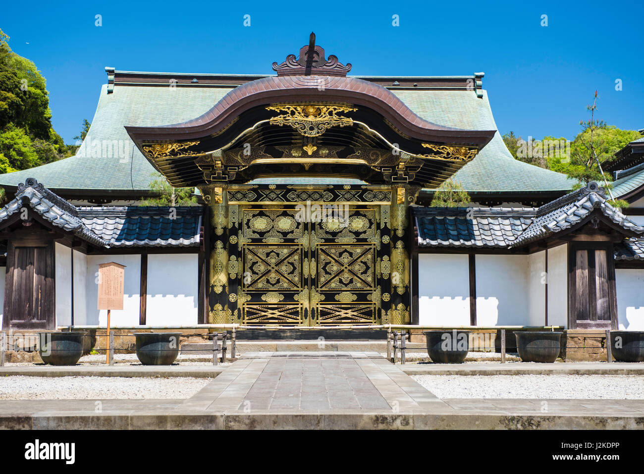 The Karamon, or Grand Gate, leading to the Hojo (Ryuo-Den or head priest's living quarters) in Kencho-Ji, Kamakura, Japan Stock Photo