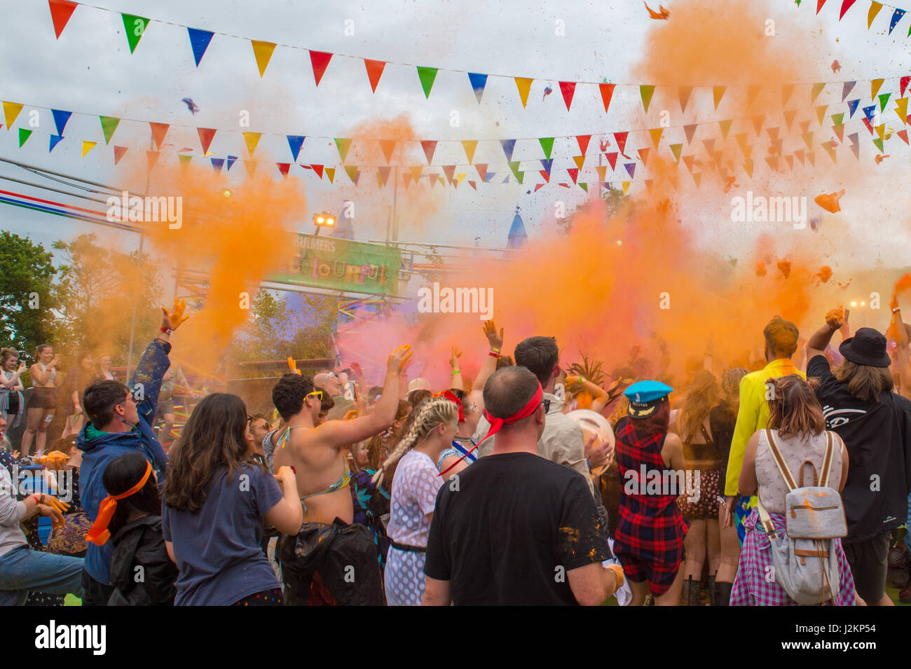 Robin Hill Country Park, Isle of Wight, United Kingdom. 9 September 2016. Bulmers Cider Colour Run paint fight at Bestival Music Festival 2016. © Will Bailey / Alamy Stock Photo