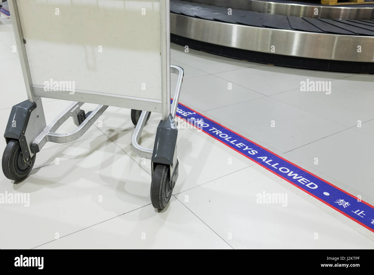 Sign of "No trolley beyond this line" in the airport, luggage drop area  Stock Photo - Alamy