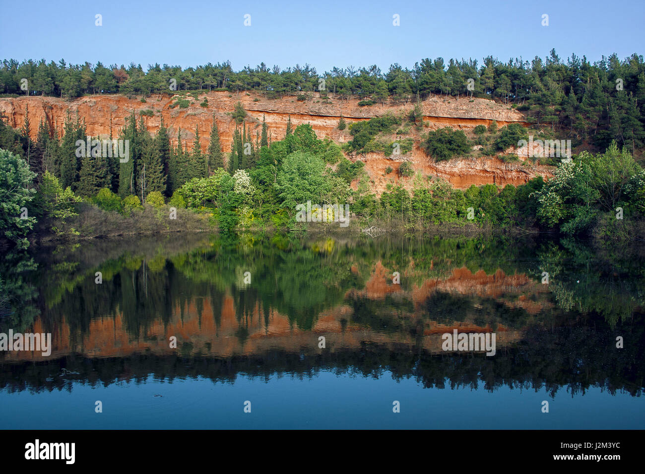 Small lake reflecting trees hi-res stock photography and images - Alamy