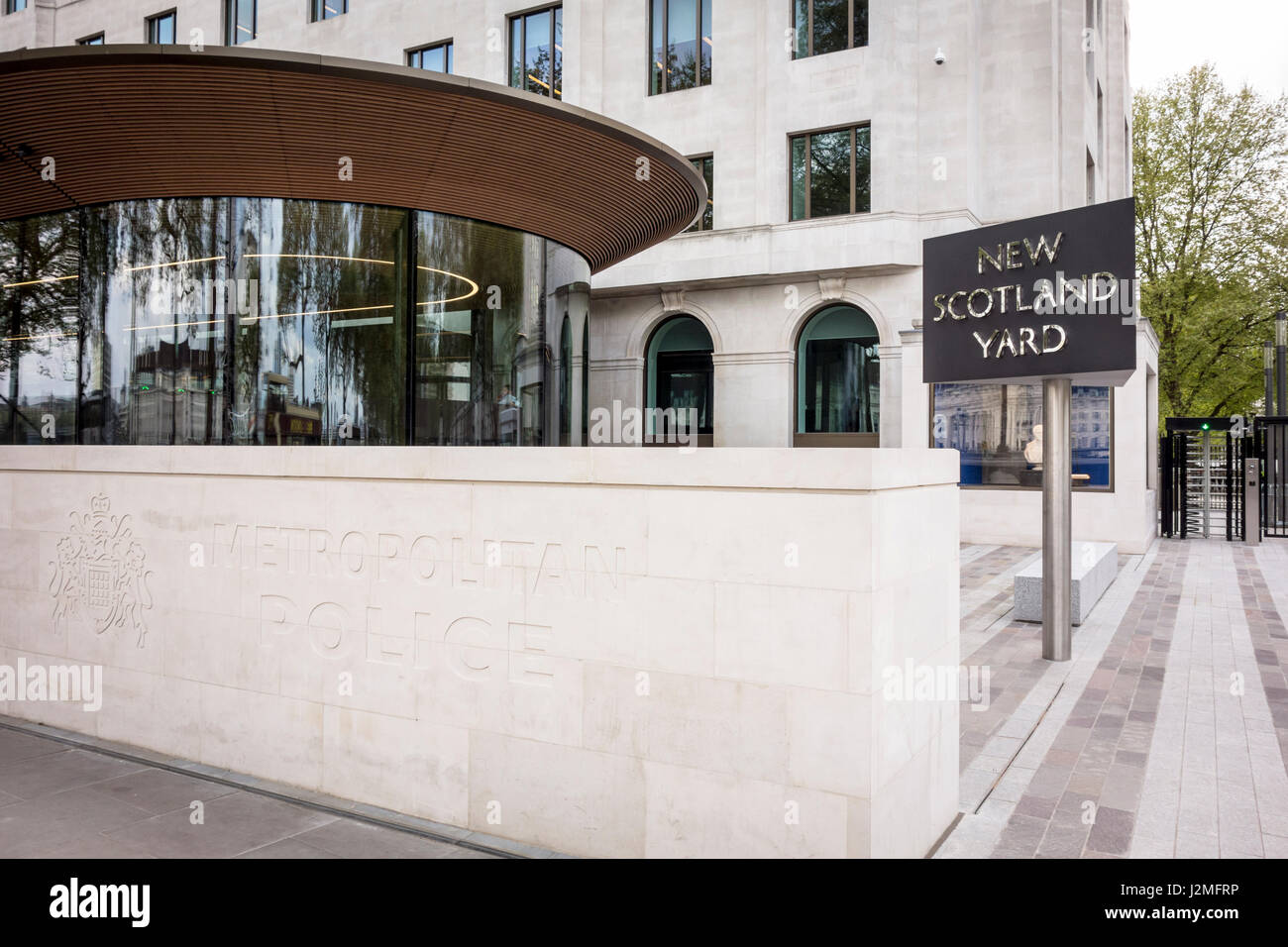 Metropolitan Police Service new headquarters on Victoria Embankment (Curtis Green Building) with the New Scotland Yard rotating sign. London, UK Stock Photo