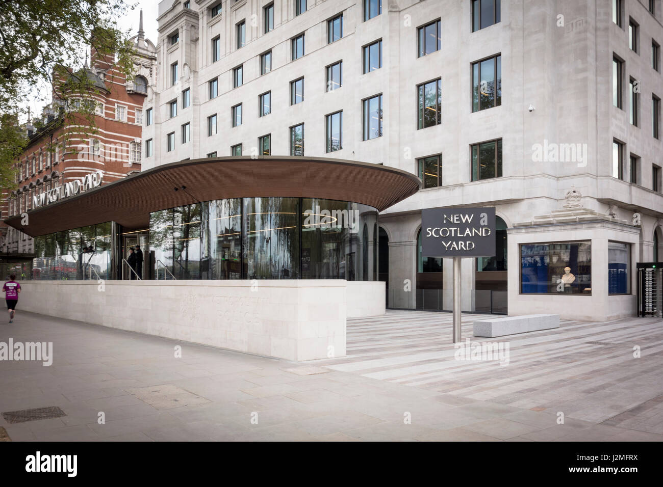 Metropolitan Police Service new headquarters on Victoria Embankment (Curtis Green Building) with the New Scotland Yard rotating sign. London, UK Stock Photo