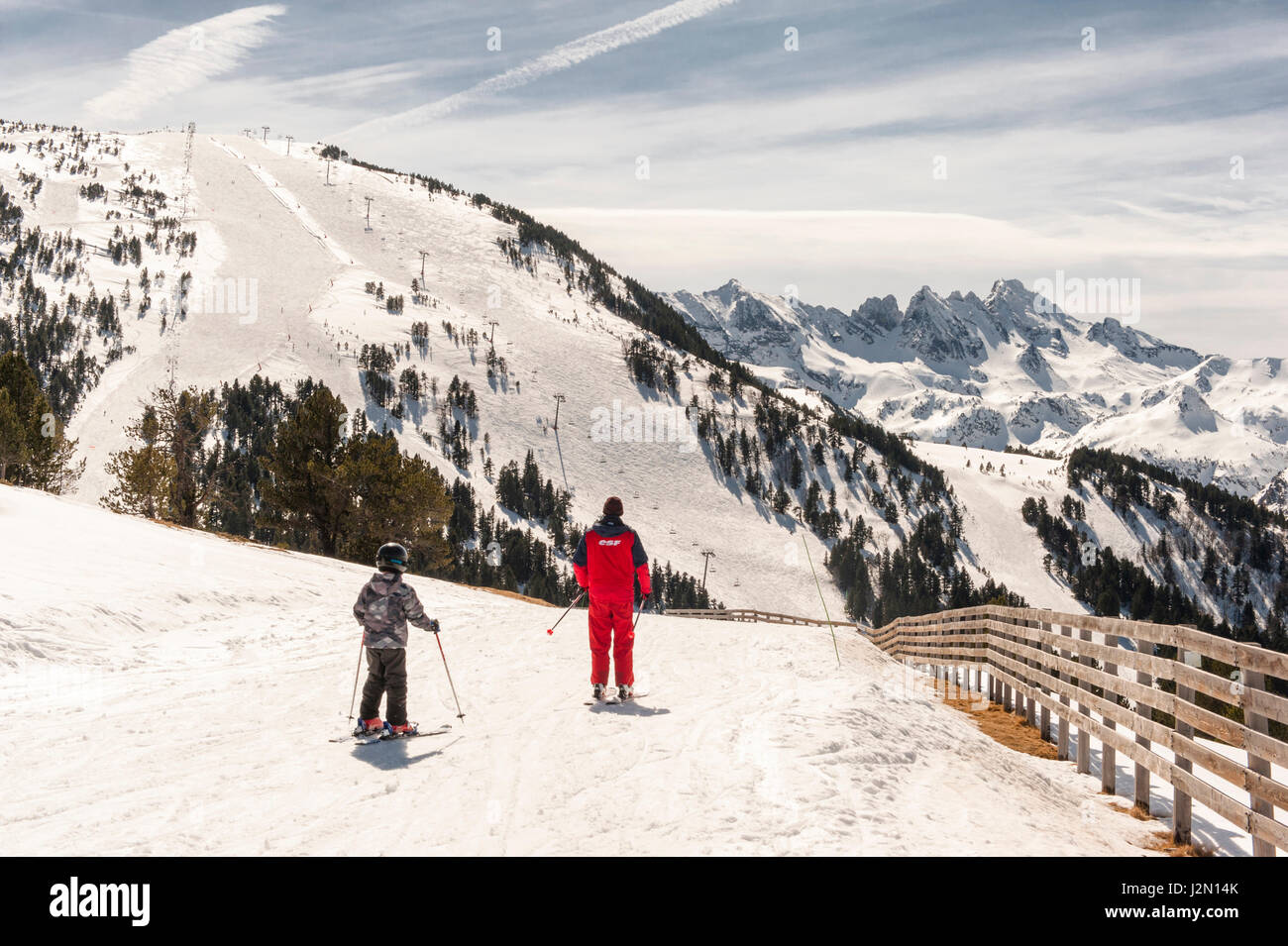 ESF skiing instructor with young pupil, Ax-3 Domaines, Pyrenees, France Stock Photo