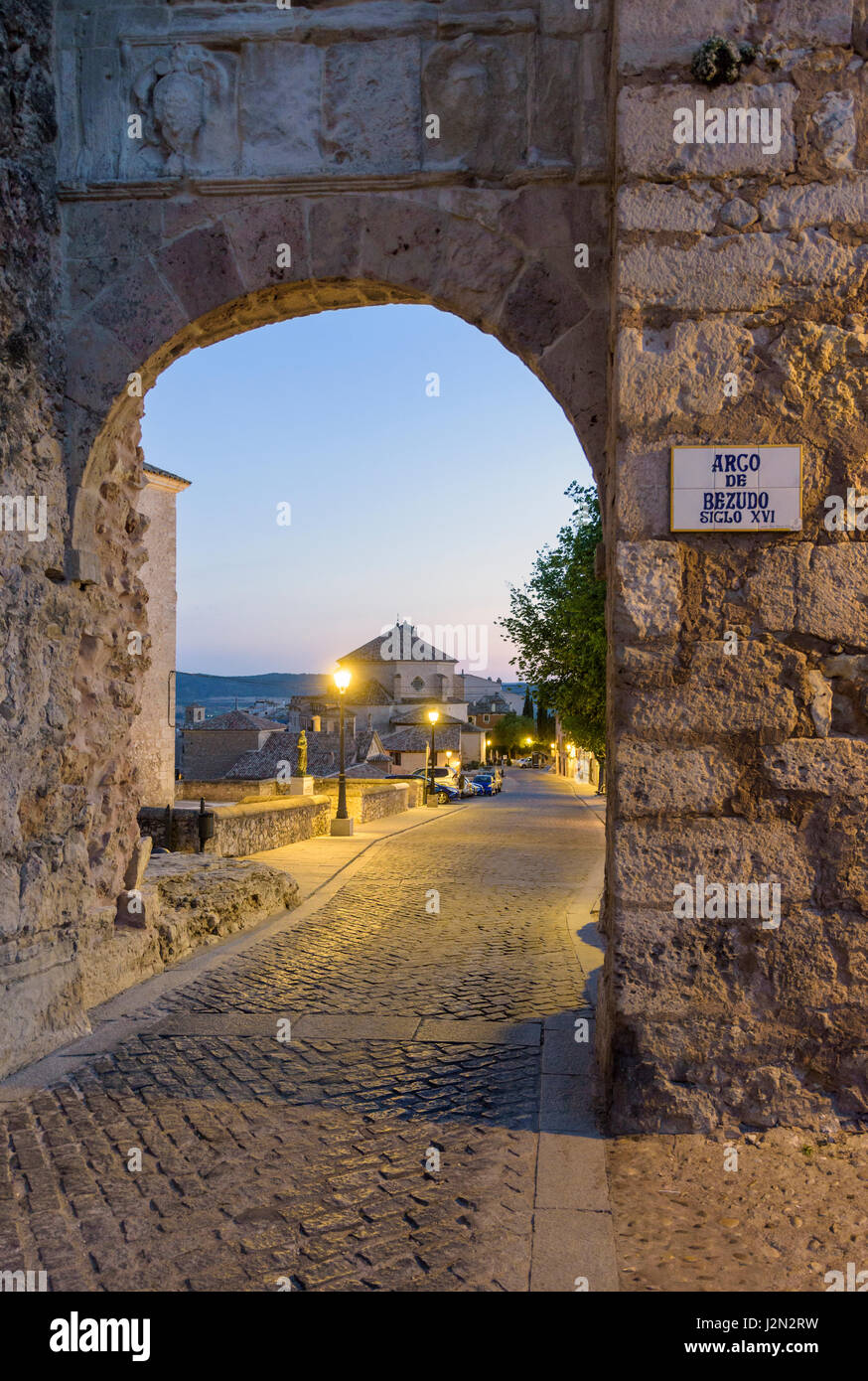 Foto de Muralla y Arco de Bezudo en Alcantud, Cuenca