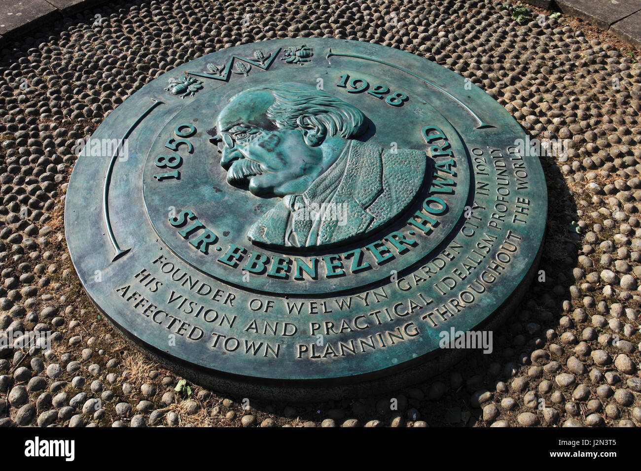 Ebenezer Howard Plaque, Howard Centre shopping mall and Gardens, Welwyn Garden City, Hertfordshire, England, UK Stock Photo