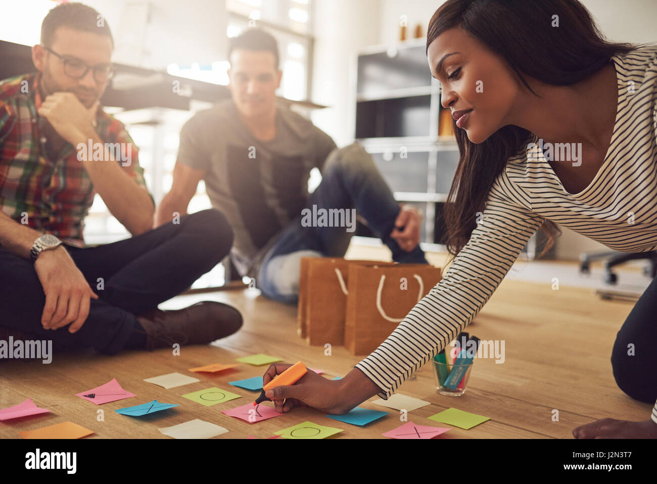 Marketing exercise. Групповые занятия в тренажерном зале. Тренажерный зал занятия. Подруги в спортзале. Ideation session.