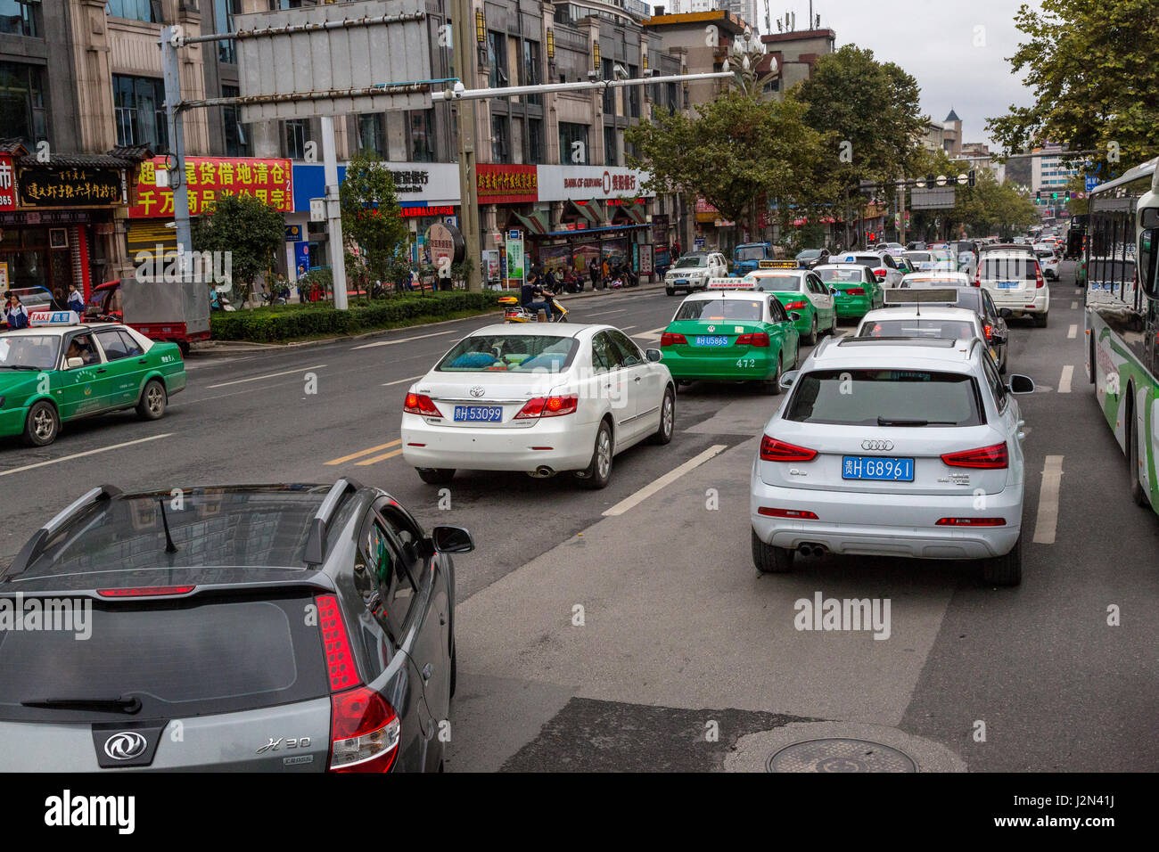 Car traffic downtown hi-res stock photography and images - Alamy