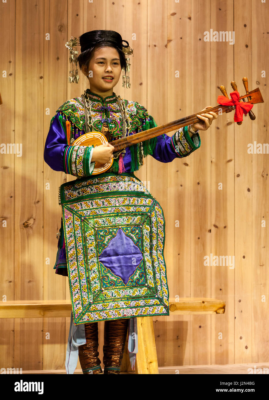 Xinjiang Song and Dance: Pipa Playing Editorial Stock Image - Image of  singing, program: 41750929