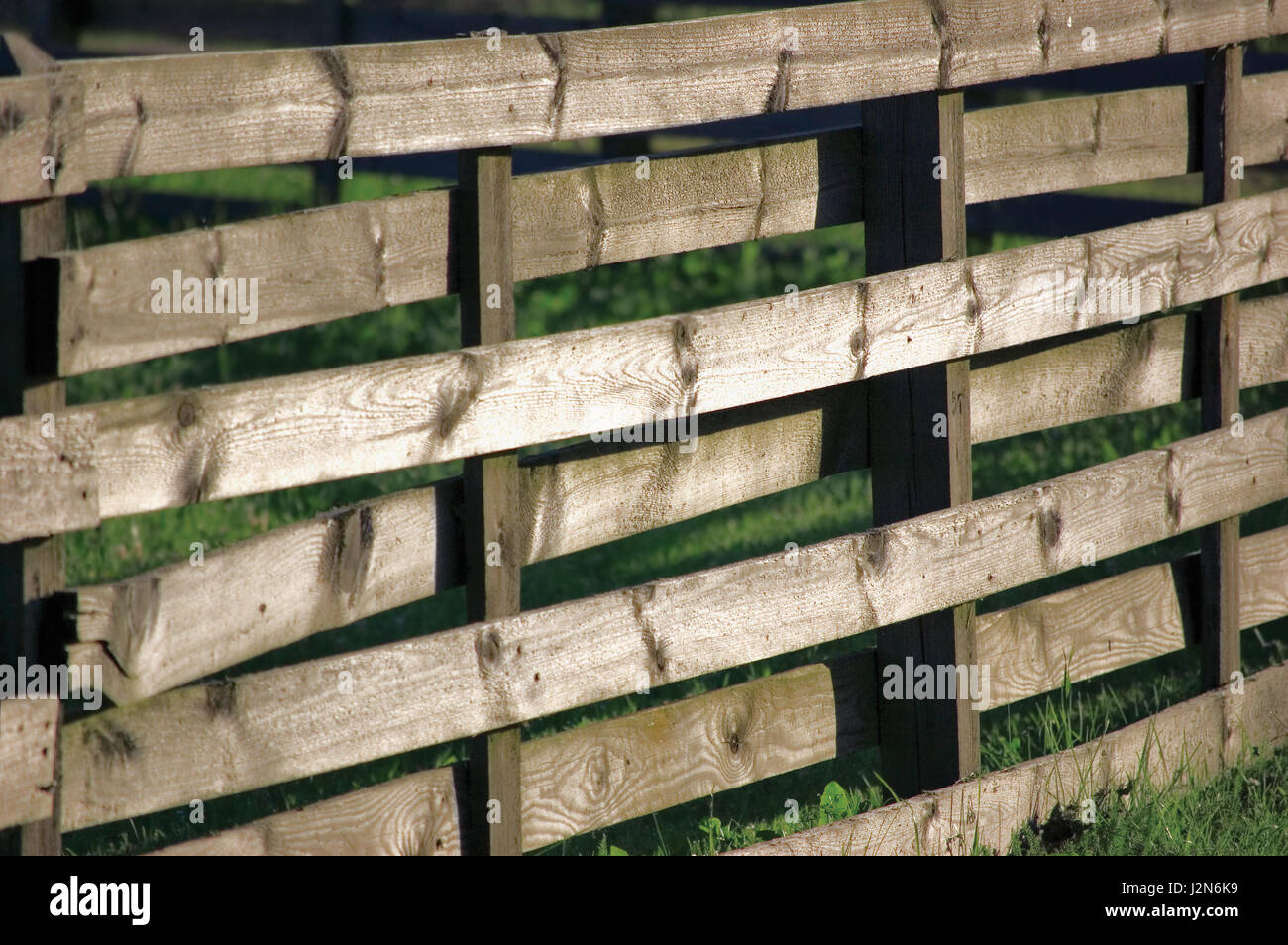 Slatted garden fence hi-res stock photography and images - Alamy