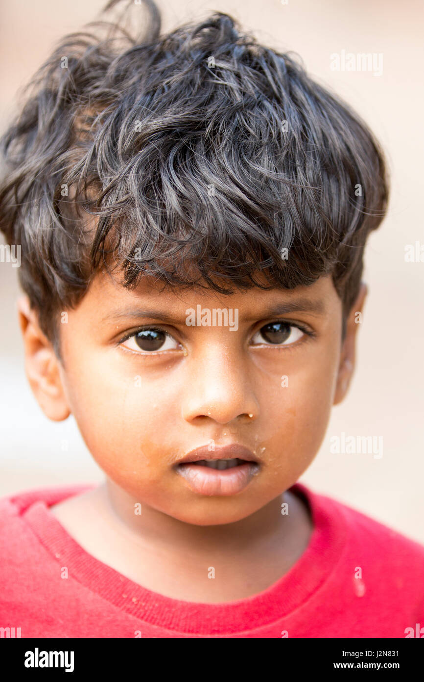 Illustrative image. Pondicherry, Tamil Nadu, India - April 21, 2014. Poor  child with sad feeling, in the street Stock Photo - Alamy