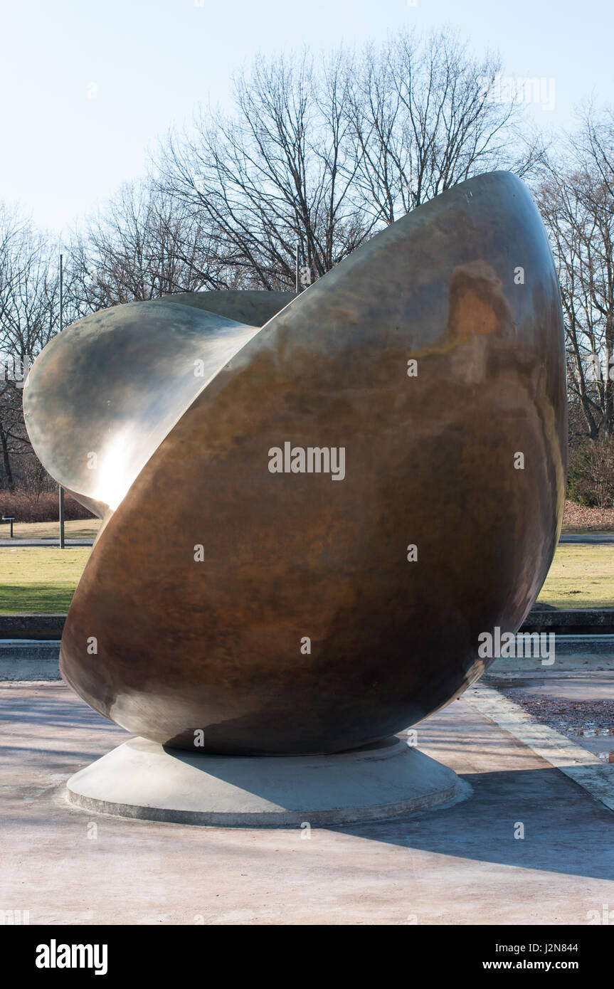 Bronzeskulptur von Henry Moore 'Large Divided Oval: Butterfly', at Haus der Kulturen der Welt / bronze sculpture of Henry Moore, Berlin, Germany Stock Photo