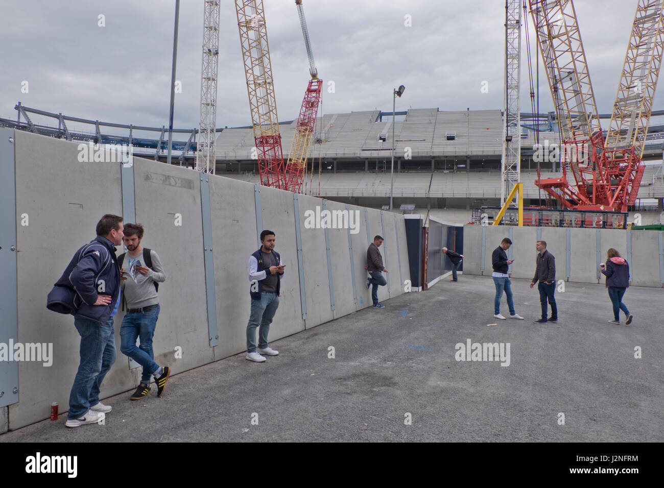 Tottenham hotspurs fans hi-res stock photography and images - Alamy
