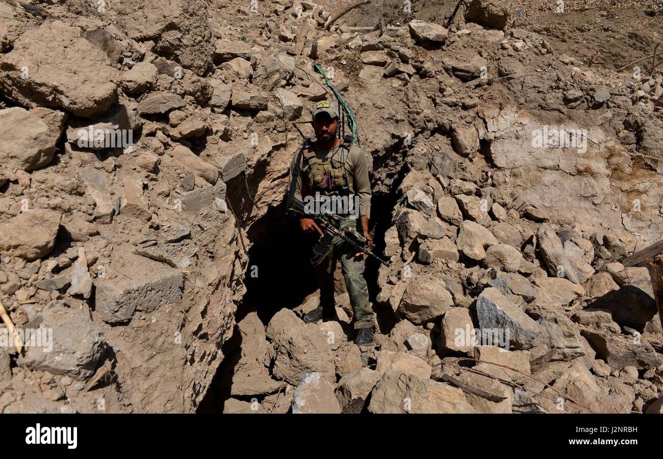 Nangarhar, Afghanistan. 28th Apr, 2017. An Afghan army soldier stands