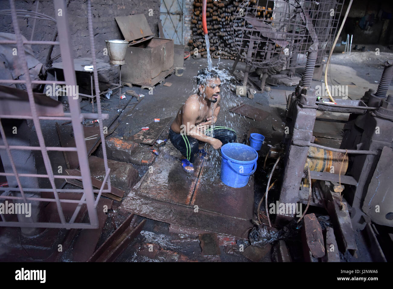 Dhaka, Bangladesh. 30th Apr, 2017. A Bangladeshi worker takes bath in a ...