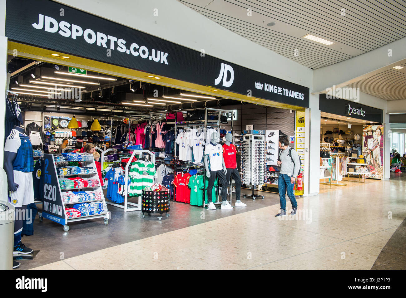 Photographer Ian Georgeson, 07921 567360 Edinburgh Airport open celebrate opening four new retail units, WH Smith, Superdrug, JD Sports and Accessoriz Stock Photo