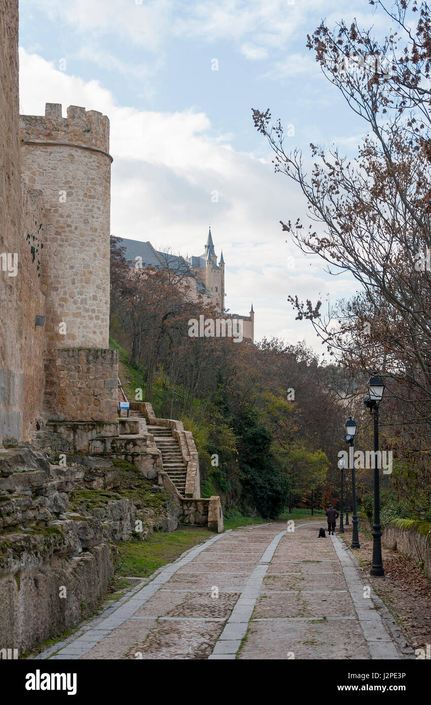 Paseo de San Juan de la Cruz con las murallas y el alcázar al fondo en Segovia, Castilla León, España. Stock Photo