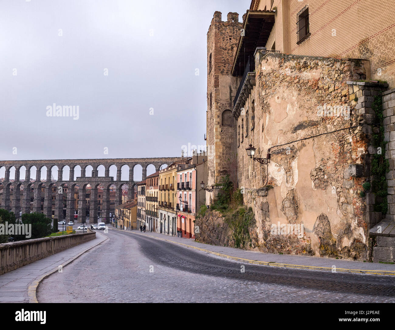Vista desde la calle de San Juan del Acueducto de Segovia con la Casa de las cadenas o de los marqueses de Moya a la derecha, Castilla León, España. Stock Photo