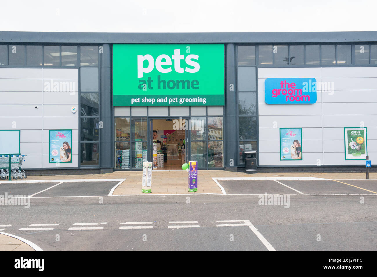 Picture Pets At Home Store Opening Pollokshaws Stock Photo Alamy