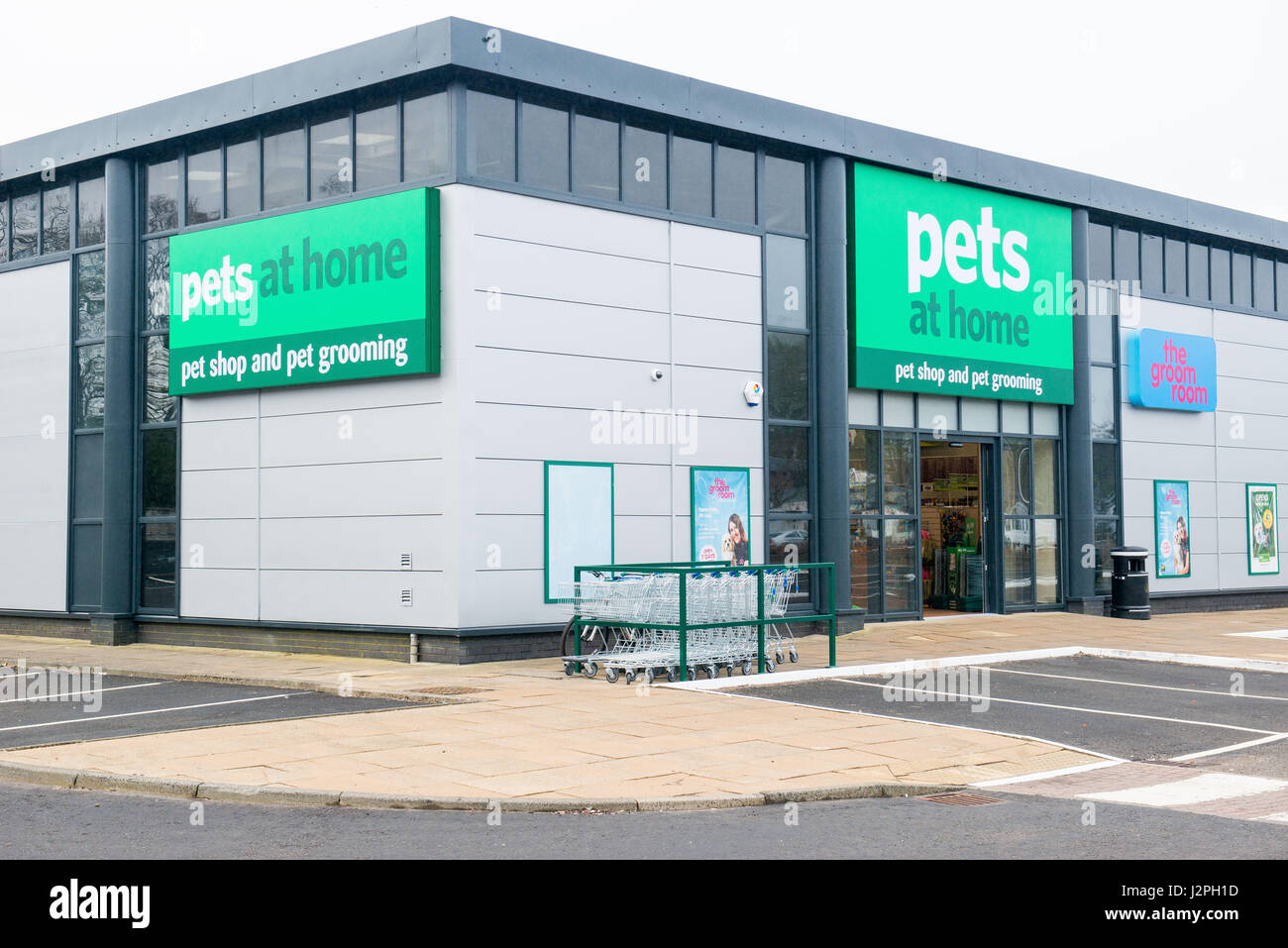 The groom room pets at home hires stock photography and images Alamy