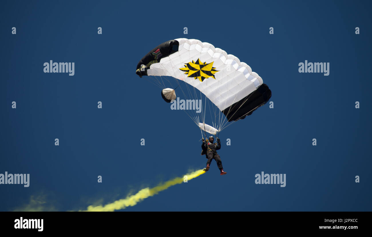 Parachute soldier High Resolution Stock Photography and Images Alamy