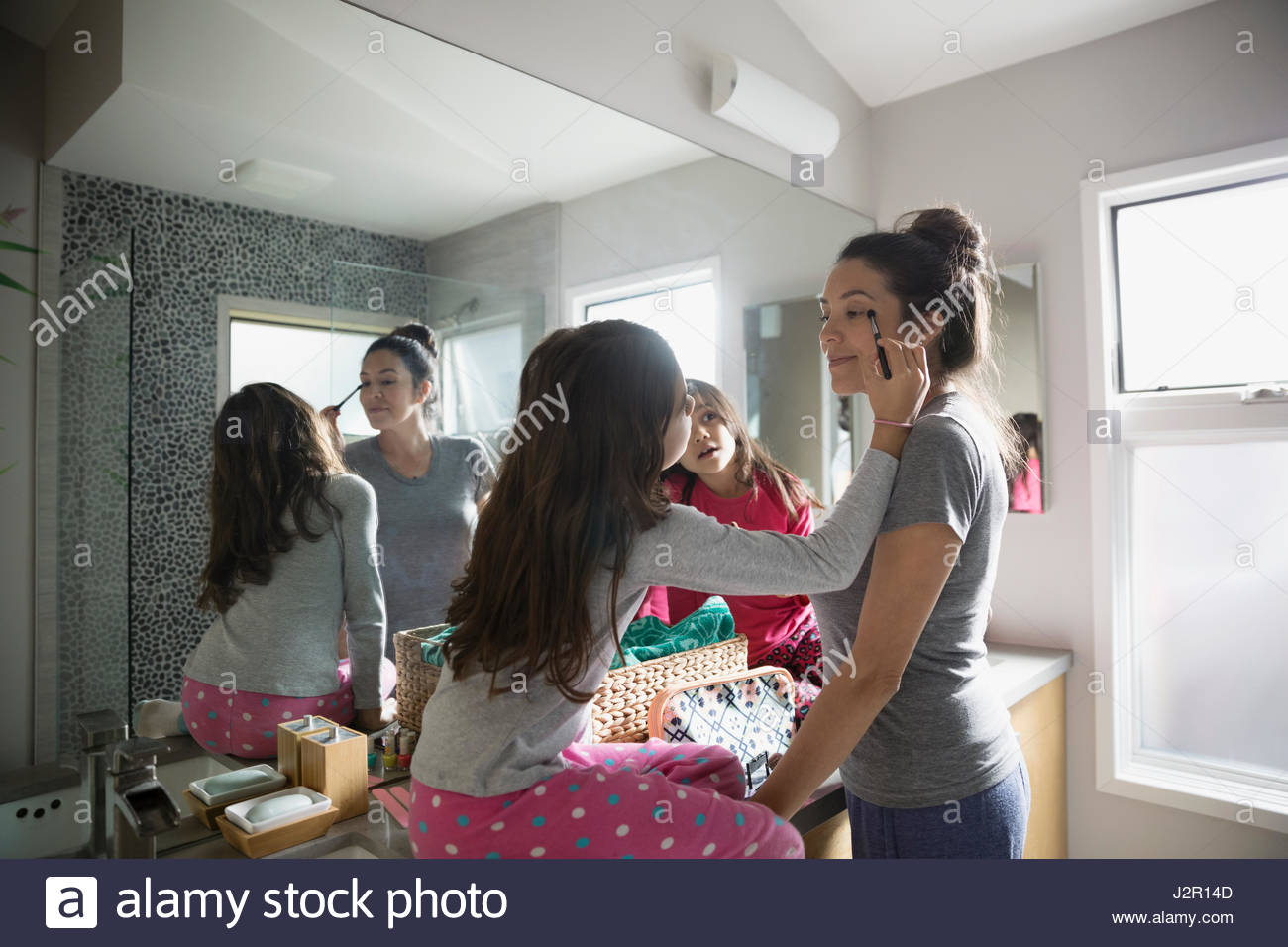 Girls putting on makeup hi-res stock photography and images - Alamy