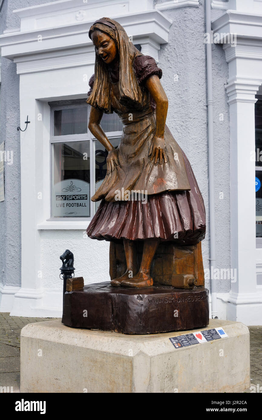 Alice in Wonderland carved wooden statue in Llandudno Stock Photo Alamy