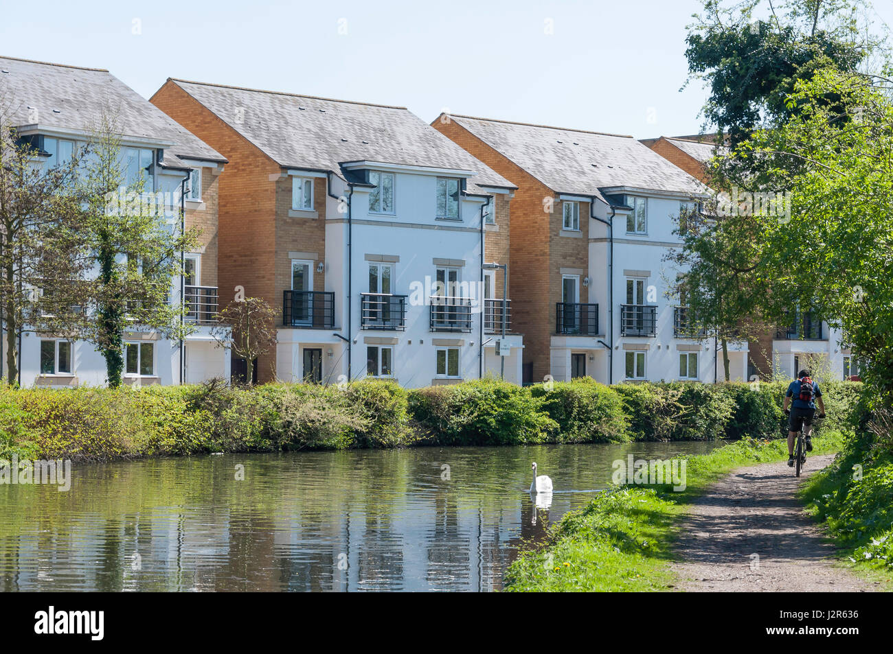 Cycle path and houses on Grand Union Canal, Kings Langley, Hertfordshire, England, United Kingdom Stock Photo