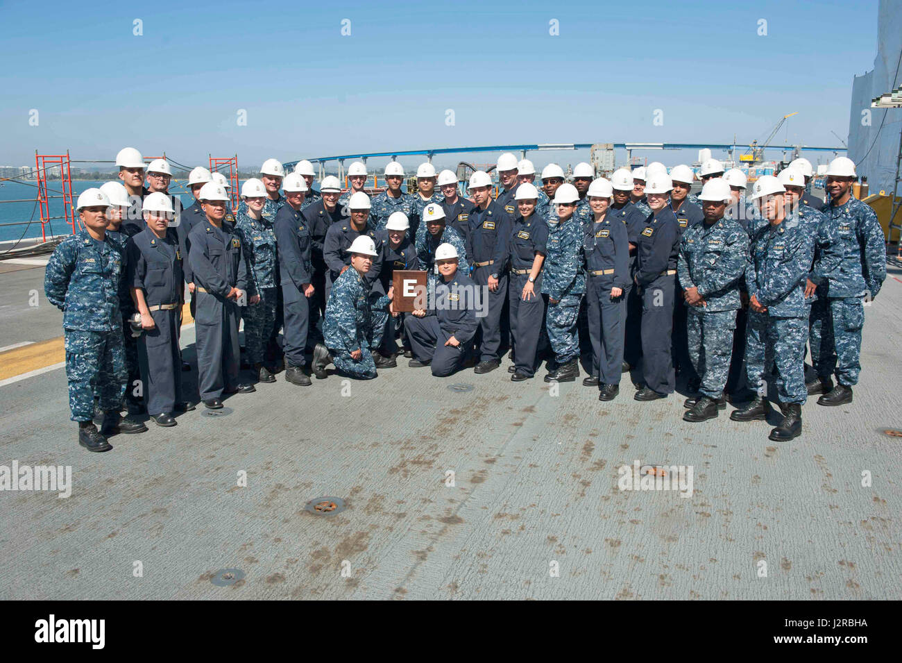 170421-N-UB927-054 SAN DIEGO (April 21, 2017) Chief petty officers assigned to the amphibious assault ship USS Boxer (LHD 4) pose with the Battle Effectiveness, or ‘Battle E,’ award after an all-hands call. Boxer is at it's homeport undergoing a phased maintenance availability. (U.S. Navy photo by Mass Communication Specialist 3rd Class Brett A. Anderson/Released) Stock Photo