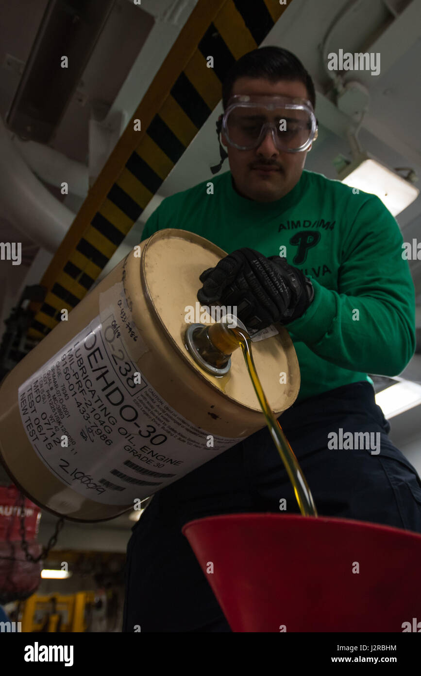 Lubricaring oil hires stock photography and images Alamy