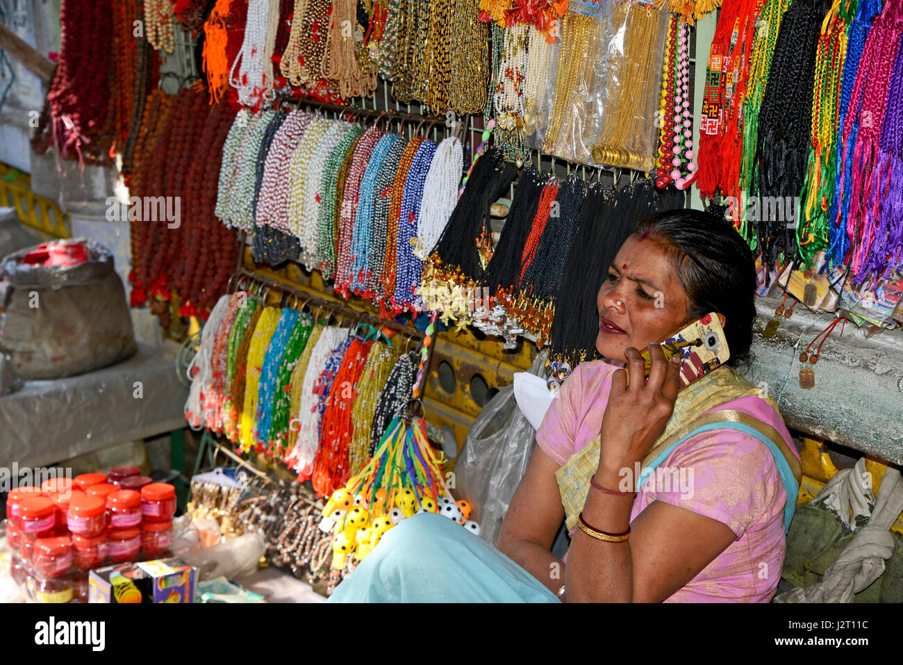 Indian woman selling Jewelry at Footpath Stock Photo - Alamy