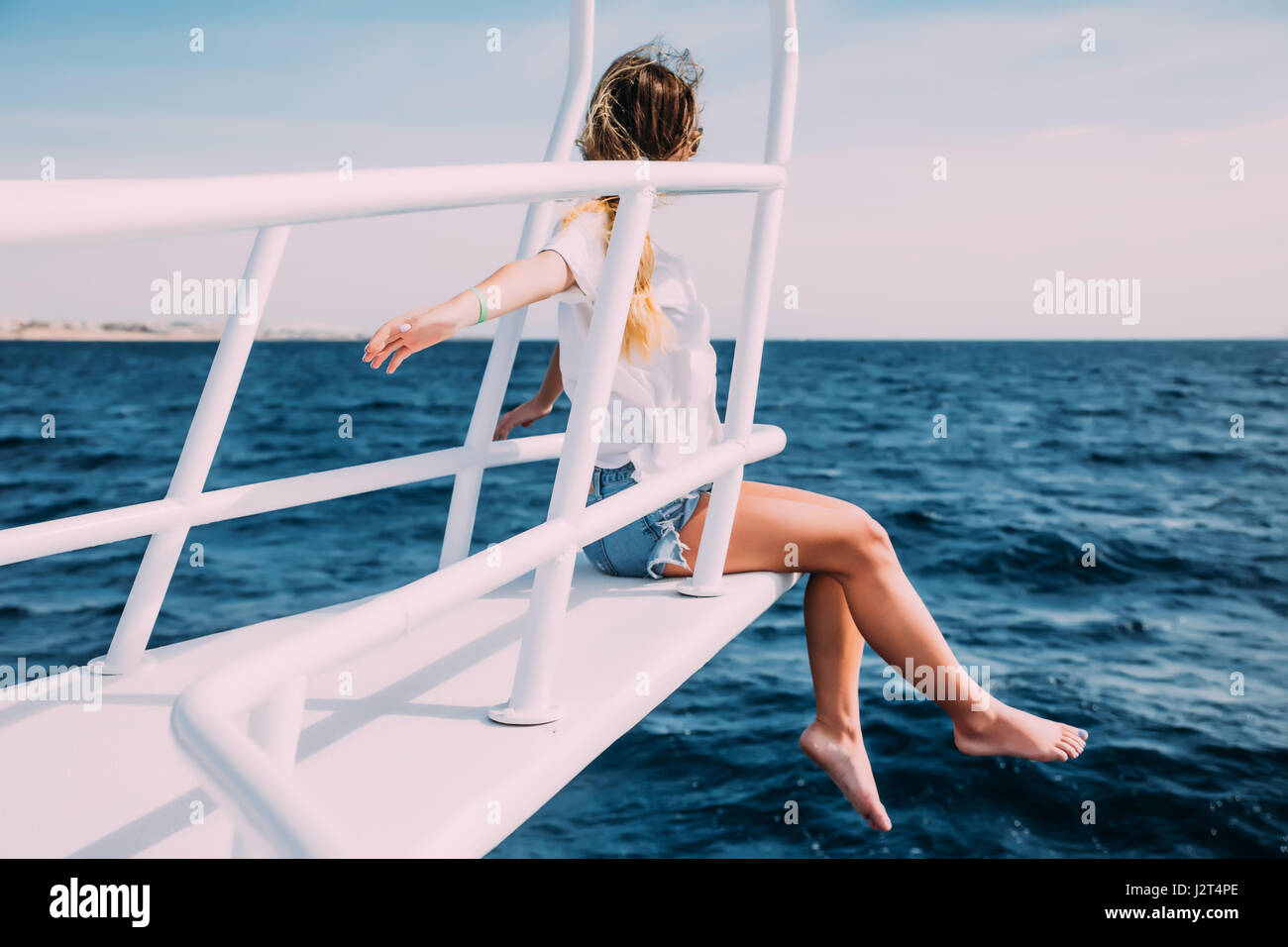 Лежа на палубе. Женщина на палубе корабля. Девушка на палубе. Девушка сидит на палубе. Сидеть на палубе.