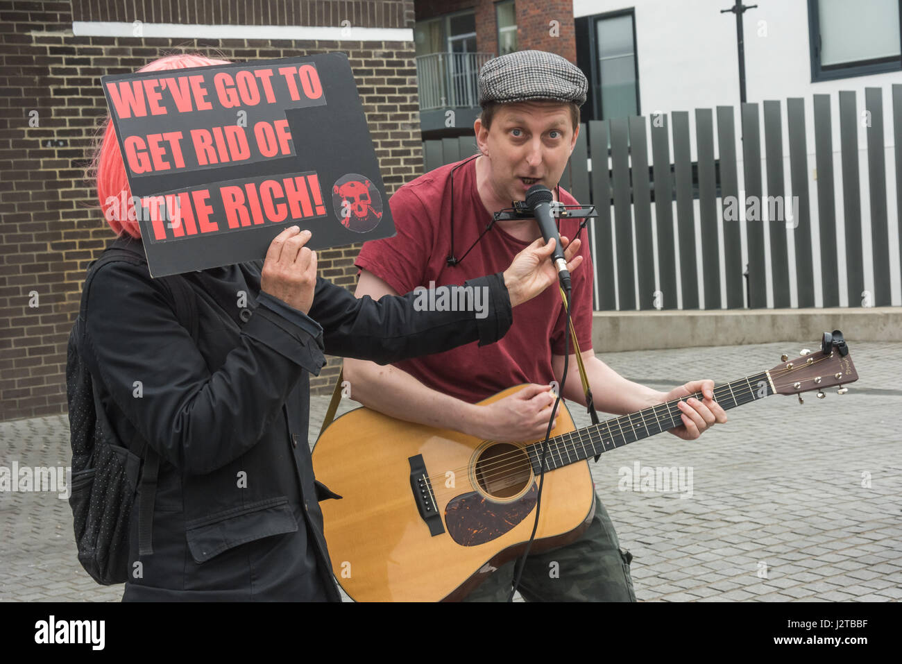 London, UK. 30th April 2017. Cosmo sings at the Class War protest against gentrification outside Bermondsey's White Cube gallery. There were also performances by Adam Clifford (aka Jimmy Kunt) , Potent Whisper nd others, along with speeches by Simon Elmer of ASH, Martin Wright and Ian Bone. Credit: Peter Marshall/Alamy Live News Stock Photo