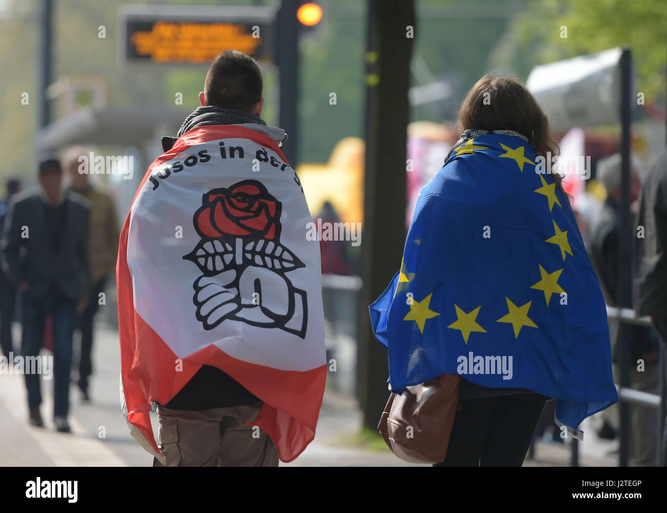 Berlin, Germany. 01st May, 2017. A man wearing a 'Jusos' youth socialist flag at the demonstration of the German Trade Union Confederation (DGB) demonstrating in Berlin, Germany, 01 May 2017. Photo: Monika Skolimowska/dpa/Alamy Live News Stock Photo