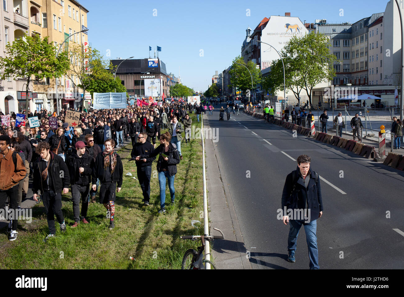 Berlin, Germany. 30th Apr, 2017. Simon Becker/Le Pictorium - Anti-capitalistic protest 'Organize!' - 30/04/2017 - Germany/Berlin/Berlin - On the eve of May Day, leftist groups and sympathisers protest against capitalism, racism and rent policies in the Wedding district of Berlin Stock Photo