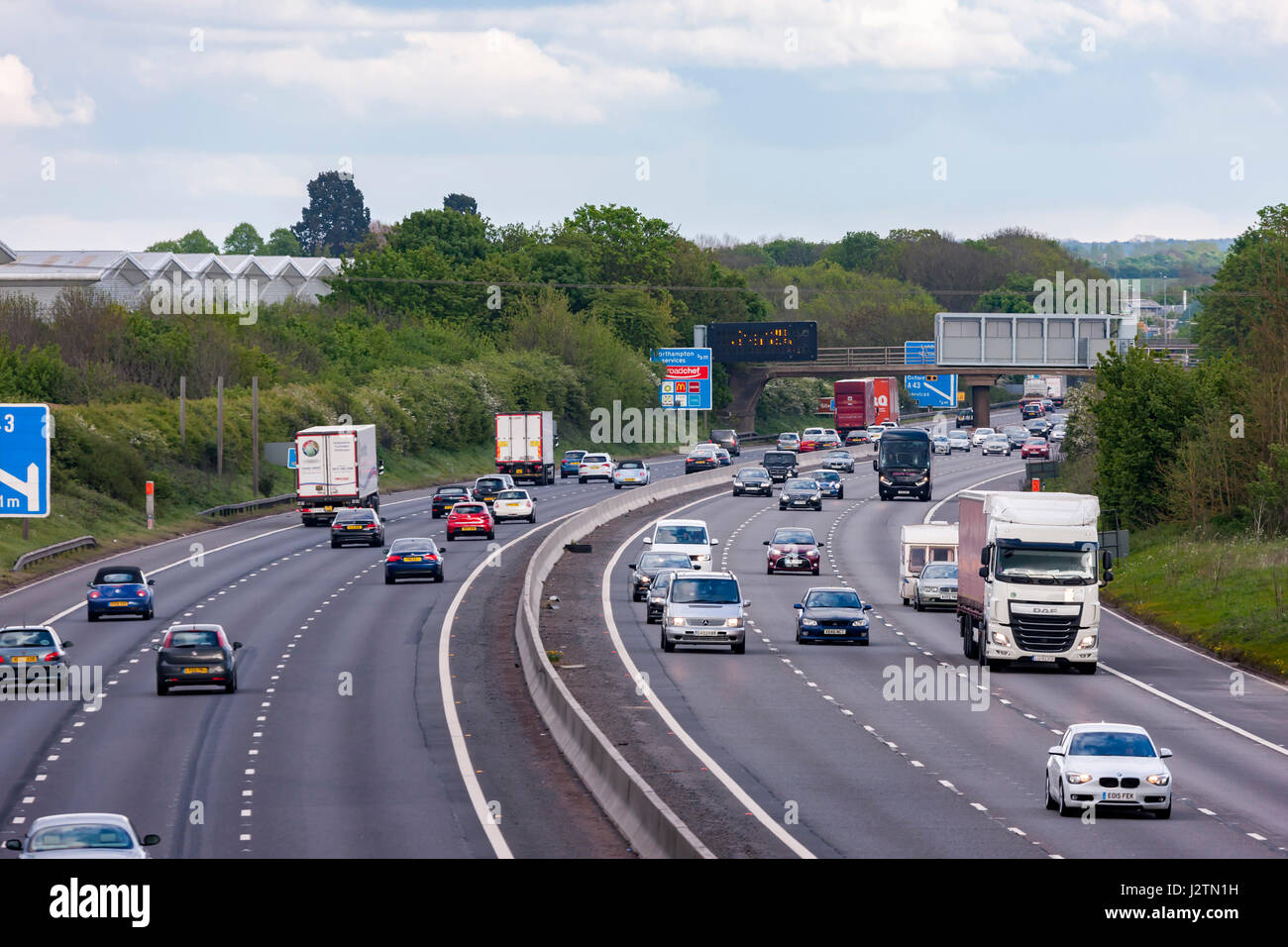 Northampton. M1 Junction 15/16 .1st May 2017. Traffic flowing freely on the motorway early this evening after the Bank holiday weekend, but the traffic is busy further south in Bedfordshire. Credit: Keith J Smith./Alamy Live News Stock Photo