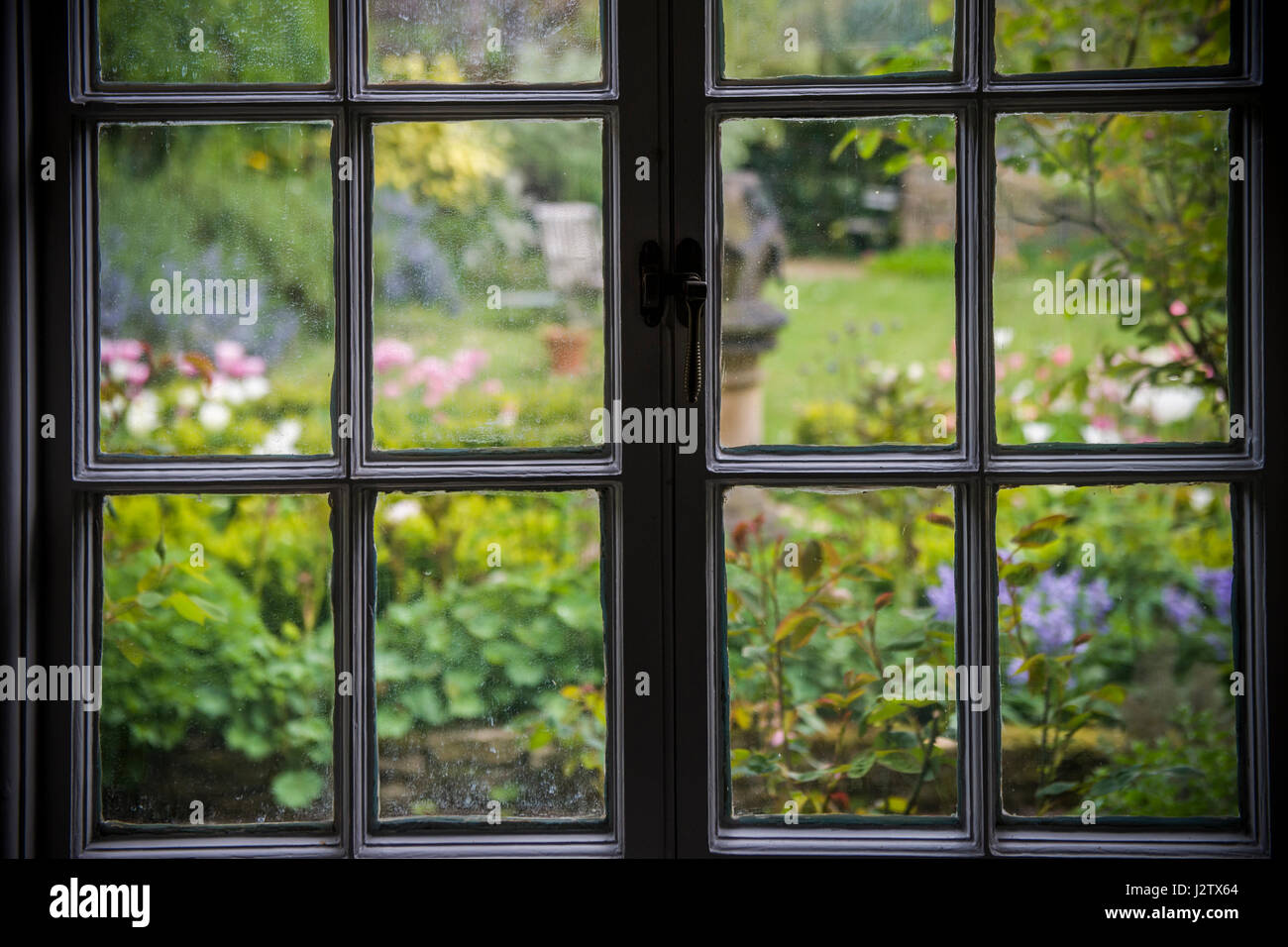 A country cottage garden in springtime Stock Photo - Alamy