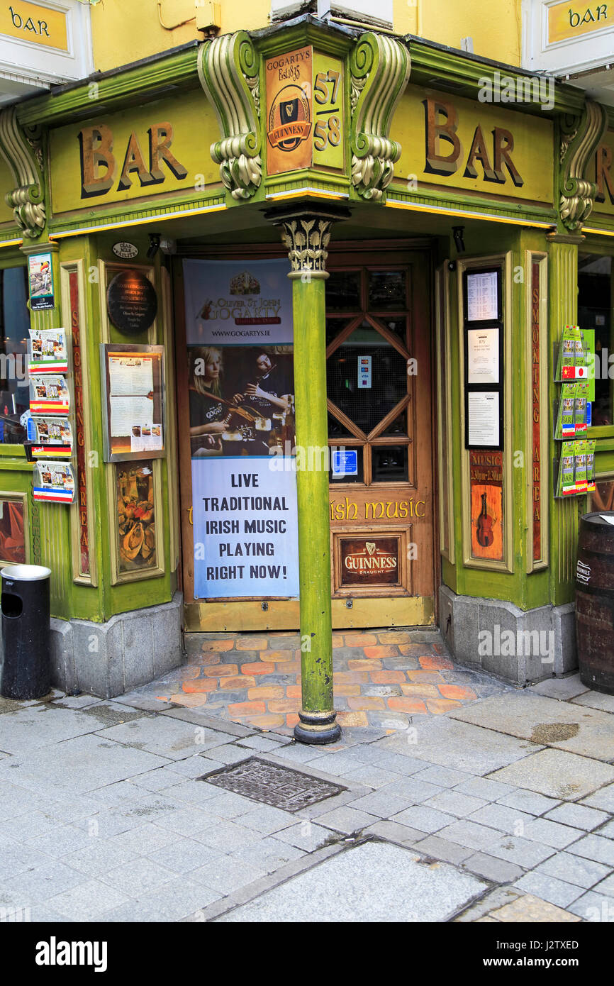 Live Traditional Music sign at entrance Oliver St John Gogarty pub in  Temple Bar area, Dublin city centre, Ireland, Republic of Ireland Stock  Photo - Alamy