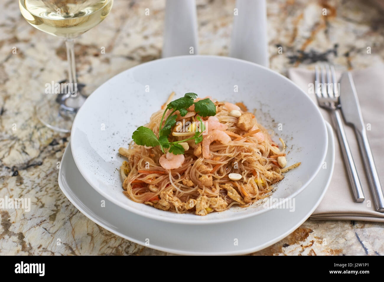 Rice noodles with peanuts, chicken and shrimps Stock Photo Alamy