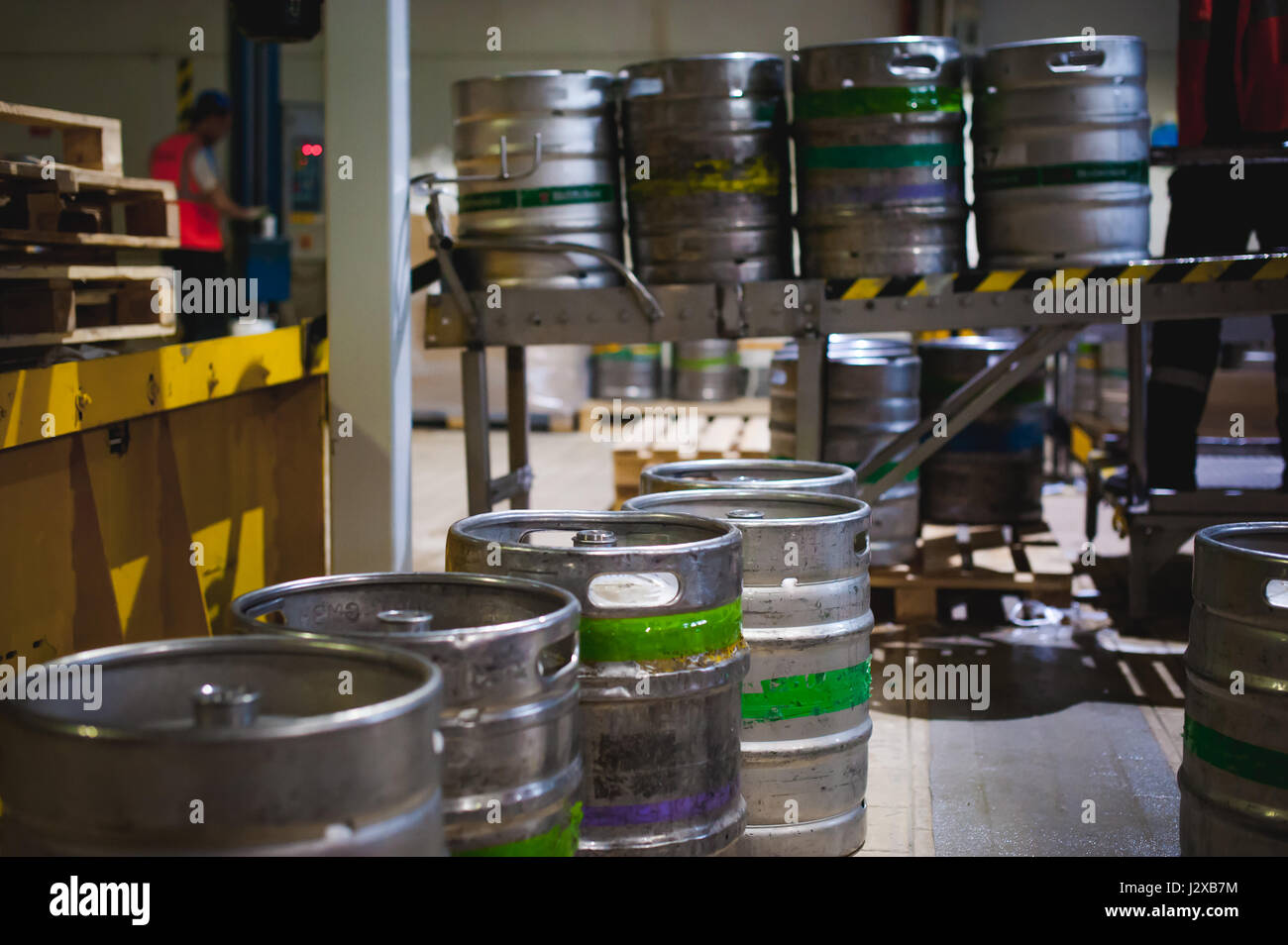 Process of transfer of aluminum kegs from filling line to pallet