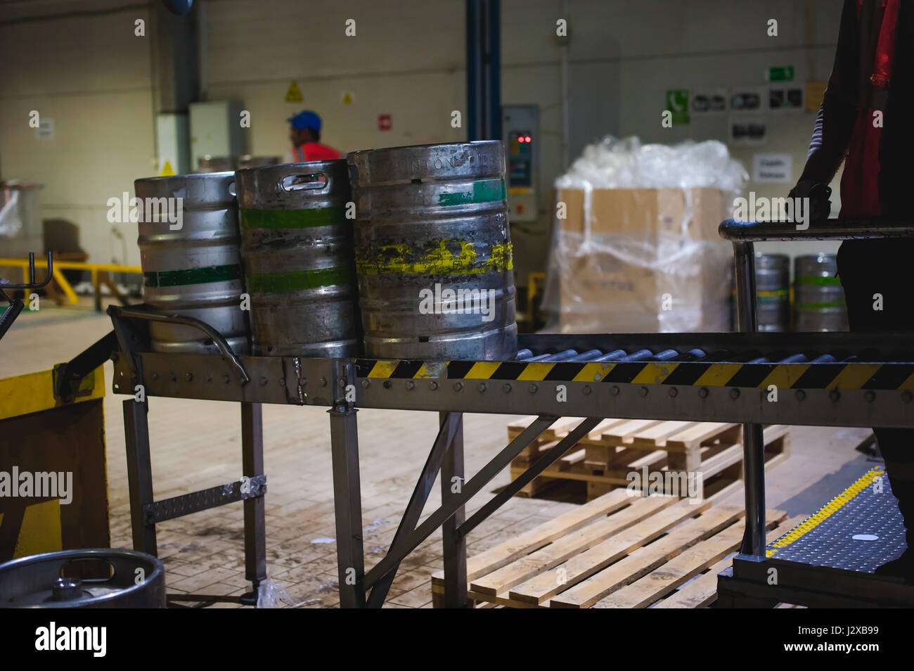 Process of transfer of aluminum kegs from filling line to pallet