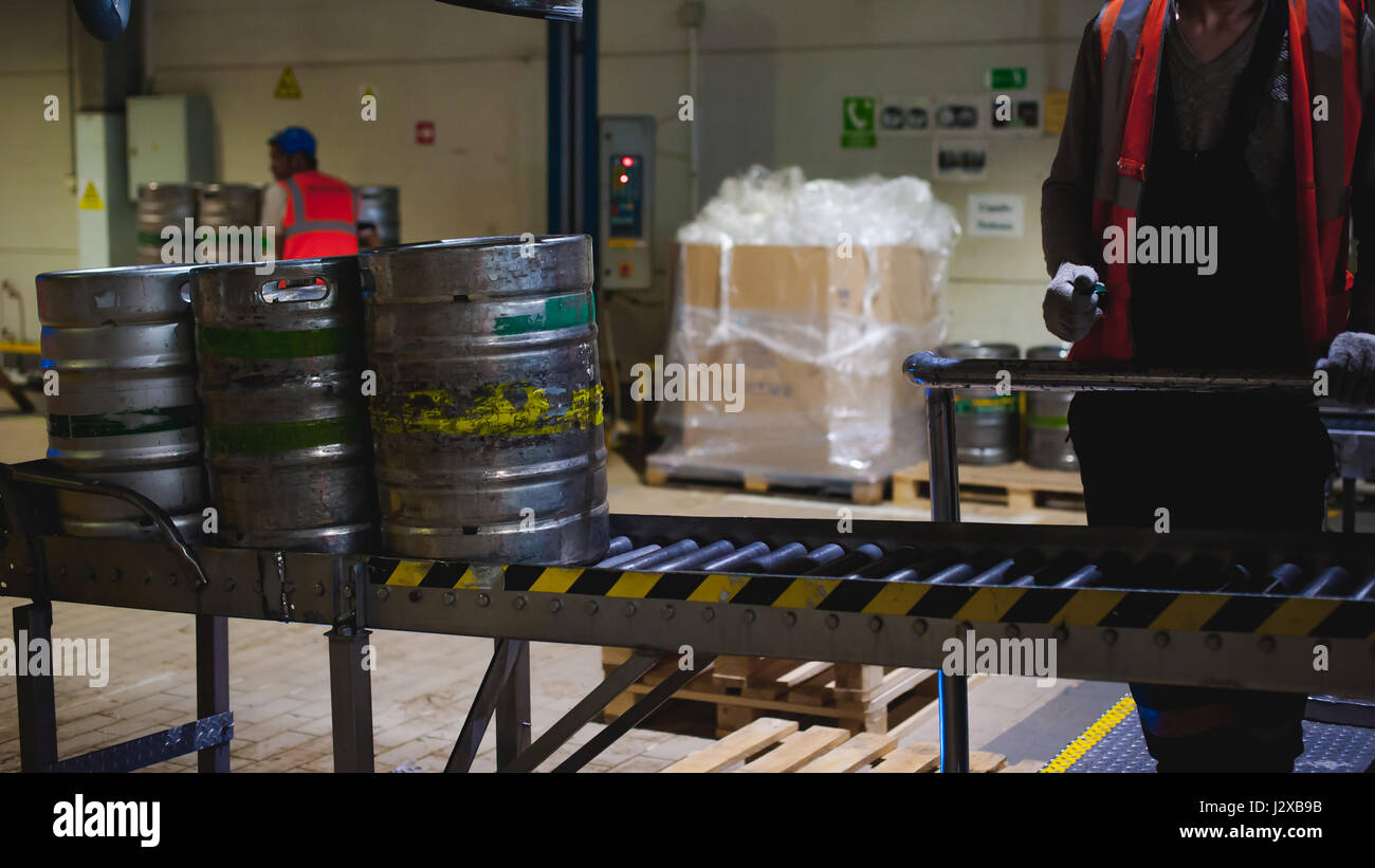 Process of transfer of aluminum kegs from filling line to pallet