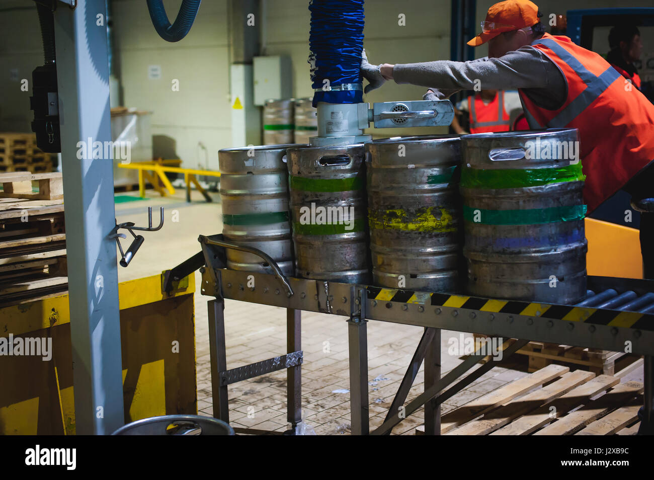 Process of transfer of aluminum kegs from filling line to pallet