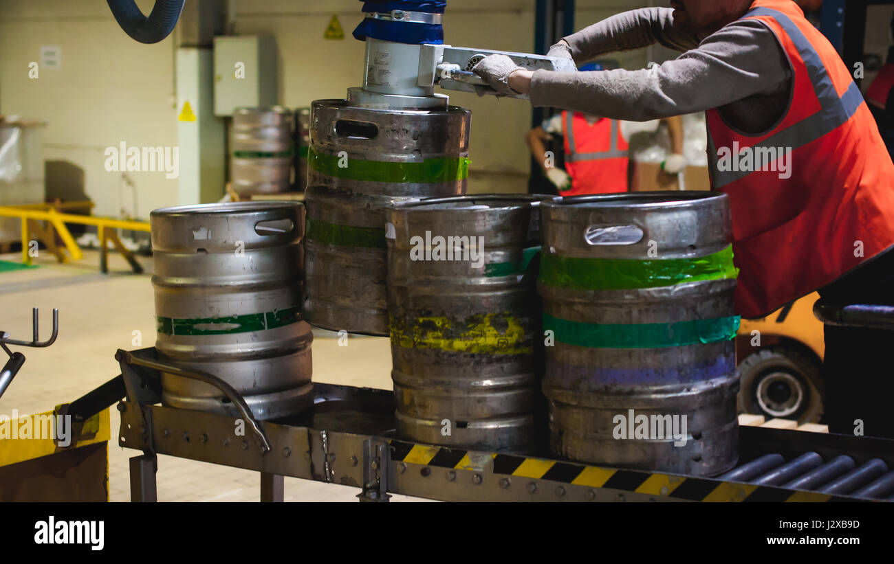 Process of transfer of aluminum kegs from filling line to pallet