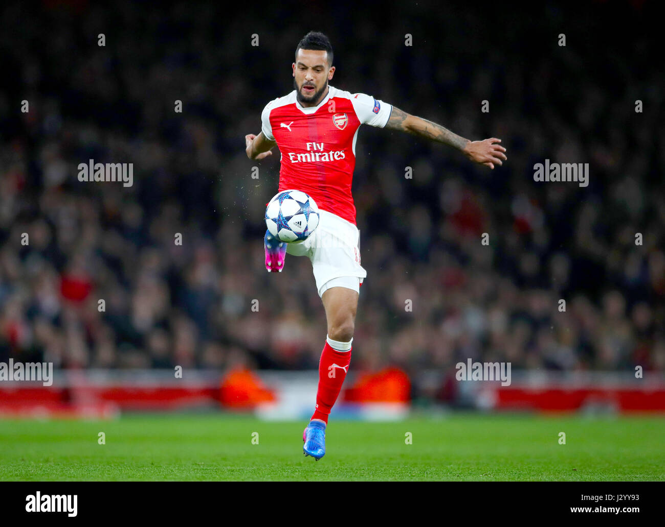 Arsenal O2 Walcott Theo Walcott, Arsenal Stock Photo - Alamy
