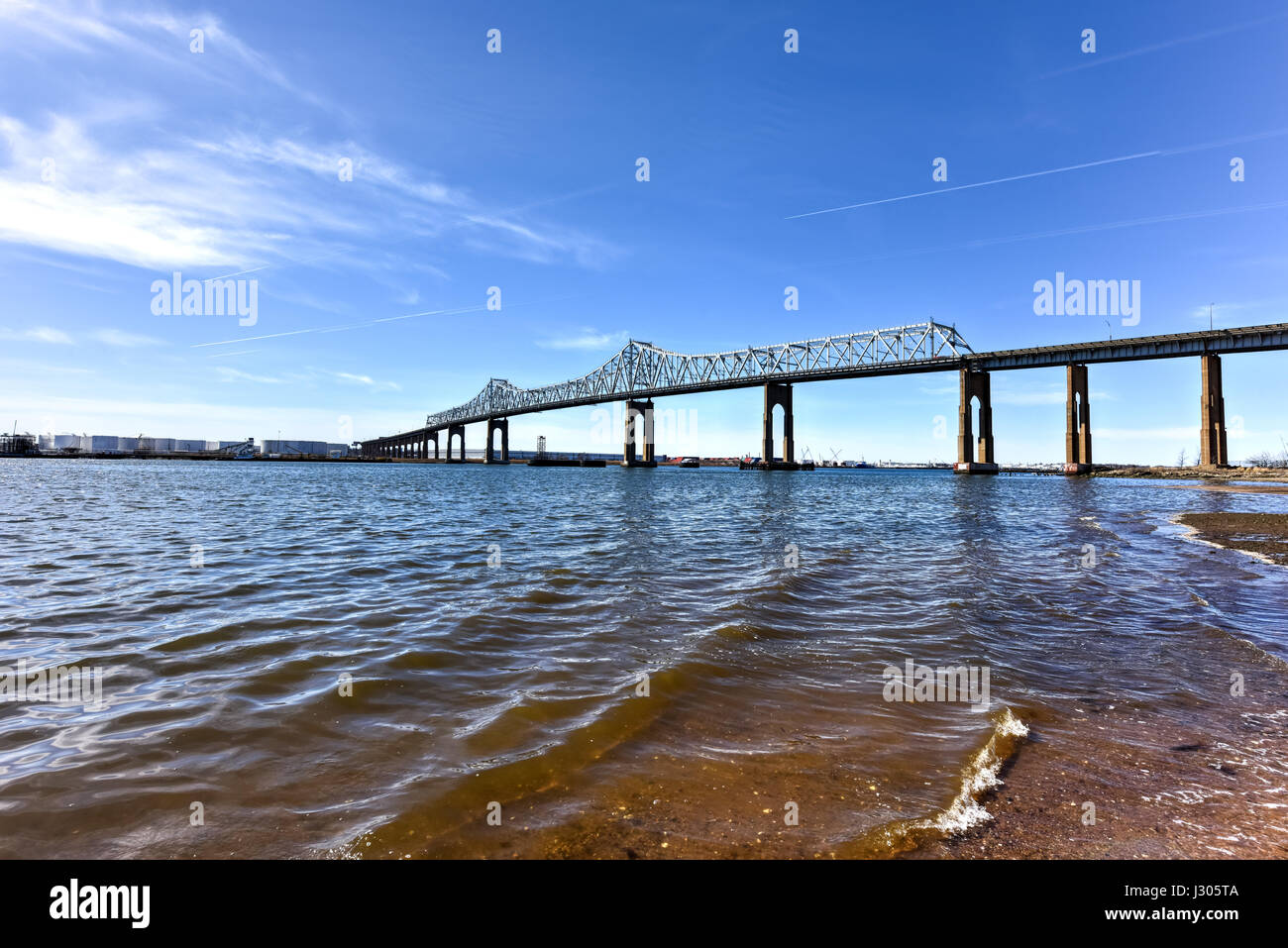 The Outerbridge Crossing is a cantilever bridge which spans the Arthur Kill. The 'Outerbridge', as it is often known, connects Perth Amboy, New Jersey Stock Photo