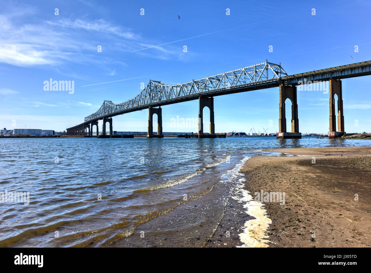 The Outerbridge Crossing is a cantilever bridge which spans the Arthur Kill. The 'Outerbridge', as it is often known, connects Perth Amboy, New Jersey Stock Photo