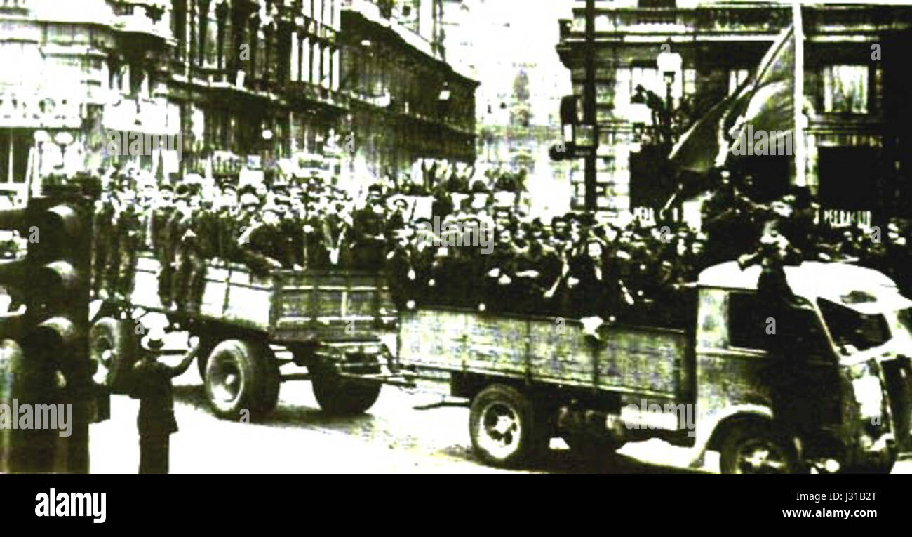 Partigiani sfilano su automezzi a Bologna Stock Photo